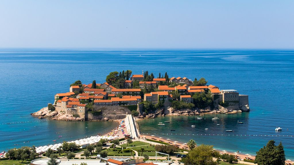 Read more about the article Čierna Hora: Týždeň v Budve počas hlavnej sezóny od 98 EUR s letenkami a ubytovaním!